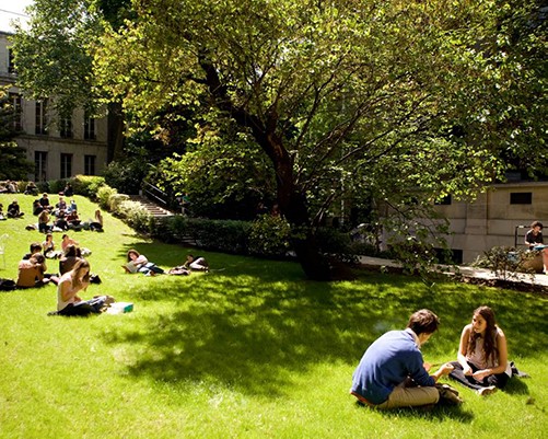 Students on Sciences Po campus