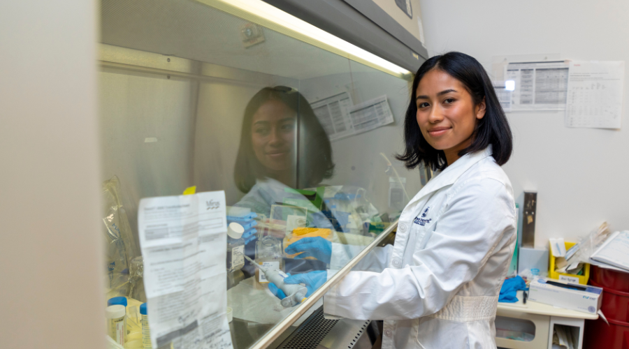 Student Leslie Blanco working at the Yu lab 