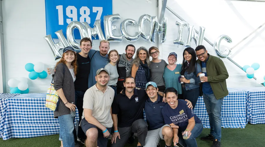 GS alumni, students and faculty in front of homecoming balloons in 2021. 