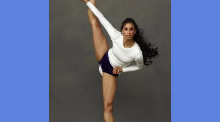 Gs alumnus Alicia Graf Mack ’03 performs a dance pose