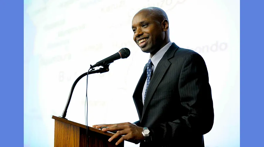 Deogratias “Deo” Niyizonkiza speaks at a podium