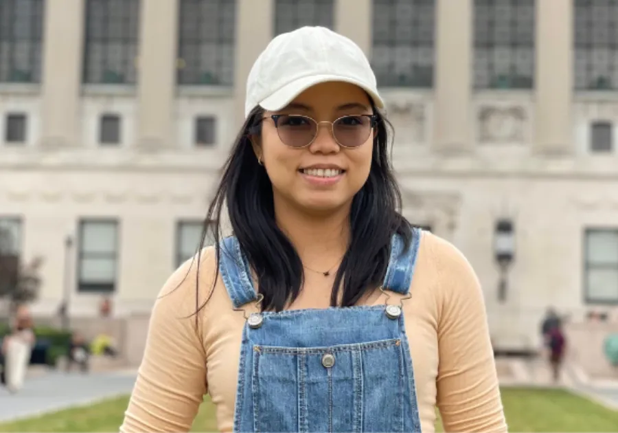 Paola Cruz '22GS headshot in front of Butler Library at Columbia University
